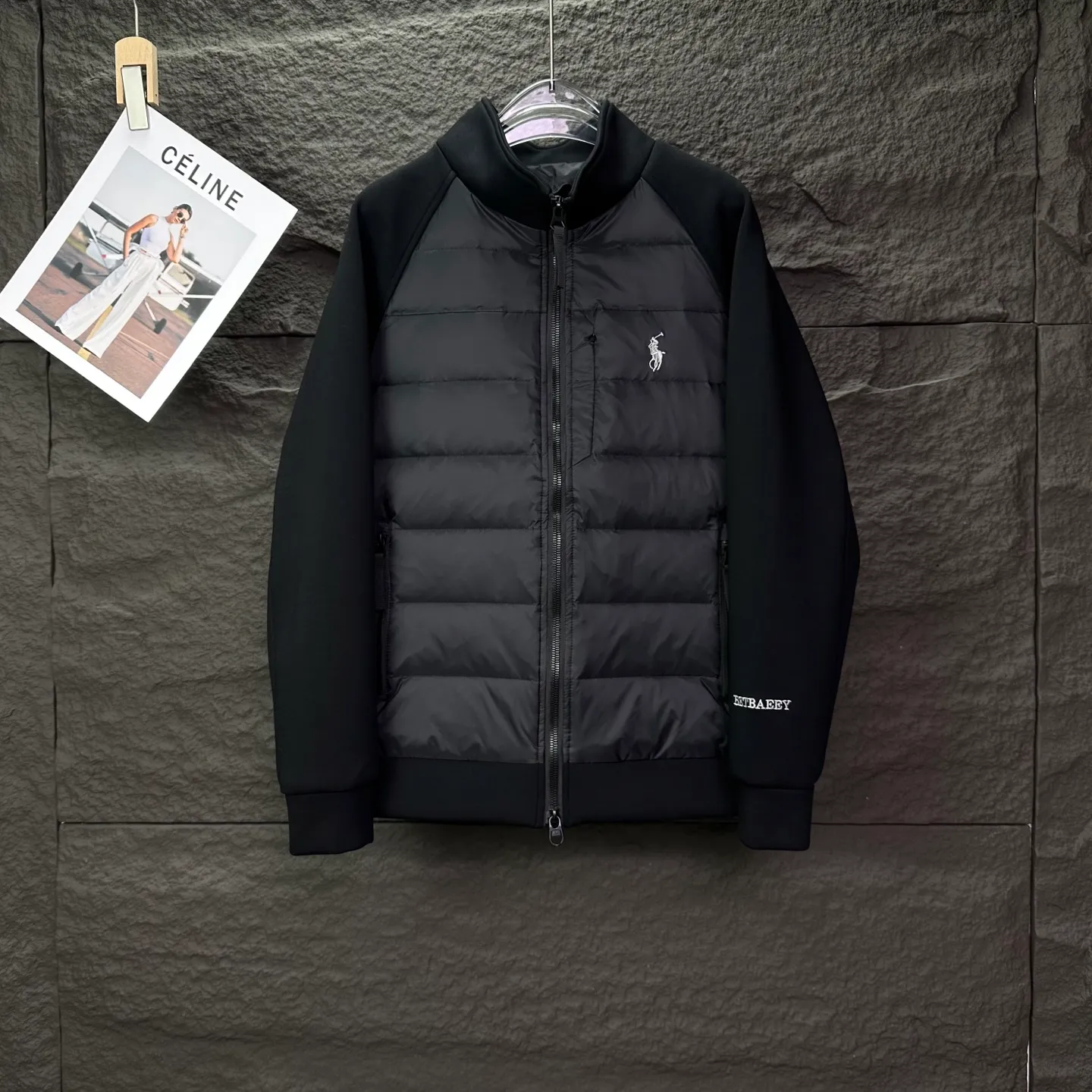 P570 Ralph Lauren 2025 new classic embroidered logo space cotton splicing couple style stand collar down jacket 🔥High version🔥High version🔥 90 white duck down The fabric is made of polyester fiber composite waterproof fabric Double-layer lining The same style as Internet celebrity stars High version High quality😘😘 The fabric is waterproof, wear-resistant, breathable, waterproof, windproof, warm, very comfortable to the touch, fashionable and individual A super versatile and good-looking down jacket. It is very suitable for both men and women. It is a must-have for everyone. Packaging, tag, collar label, washed wheat, complete 👍 Color: Black Size: L-5XL